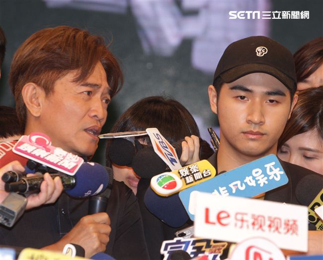 吳宗憲帶著兒子吳睿軒開記者會道歉，譴責吳睿軒愚蠢外還是無奈，要兒子退出影劇圈。（記者邱榮吉/攝影）