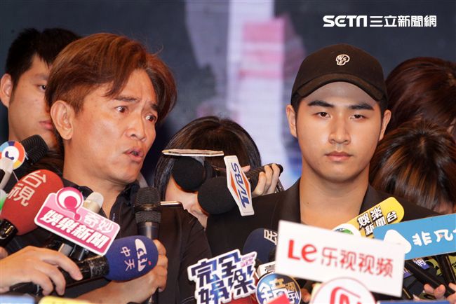 吳宗憲帶著兒子吳睿軒開記者會道歉，譴責吳睿軒愚蠢外還是無奈，要兒子退出影劇圈。（記者邱榮吉/攝影）