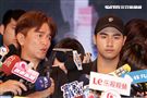 吳宗憲帶著兒子吳睿軒開記者會道歉，譴責吳睿軒愚蠢外還是無奈，要兒子退出影劇圈。（記者邱榮吉/攝影）