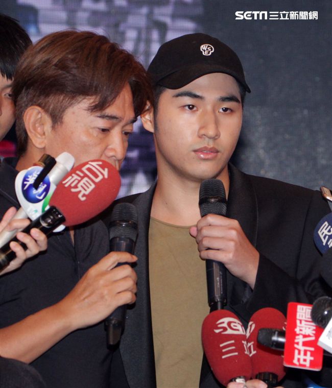 吳宗憲帶著兒子吳睿軒開記者會道歉，譴責吳睿軒愚蠢外還是無奈，要兒子退出影劇圈。（記者邱榮吉/攝影）