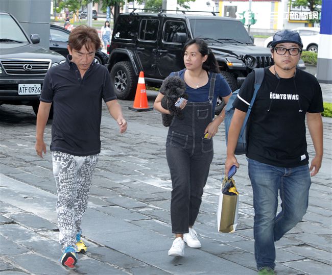 吳宗憲帶著兒子吳睿軒開記者會道歉，譴責吳睿軒愚蠢外還是無奈，要兒子退出影劇圈。（記者邱榮吉/攝影）