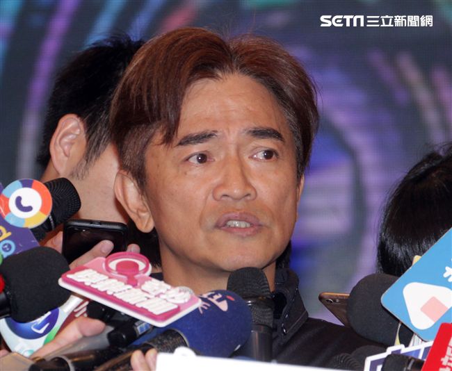 吳宗憲帶著兒子吳睿軒開記者會道歉，譴責吳睿軒愚蠢外還是無奈，要兒子退出影劇圈。（記者邱榮吉/攝影）