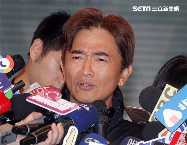 吳宗憲帶著兒子吳睿軒開記者會道歉，譴責吳睿軒愚蠢外還是無奈，要兒子退出影劇圈。（記者邱榮吉/攝影）