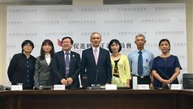 促轉會主委：盼總結報告釐清歷史真相促進轉型正義委員會16日舉行首場記者會，報告工作進度。主委黃煌雄（中）盼促轉會總結報告能釐清歷史真相。中央社實習記者蔡芃敏　107年7月16日