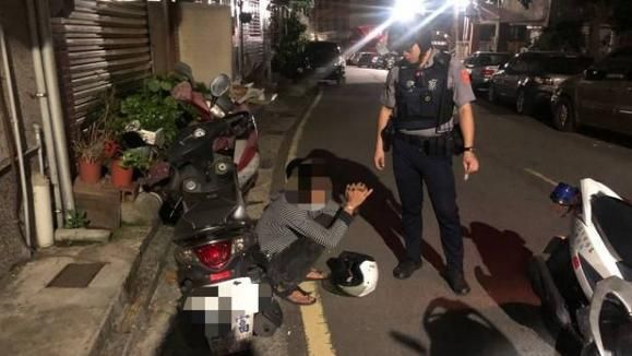 做壞事很高調！男子左搖右擺引警盤查