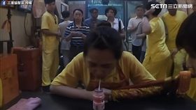 蓮花太子喝草莓多多。（圖／翻攝自三重協聖宮臉書）