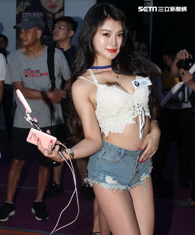 直播正妹妞妞寶貝兒。（記者邱榮吉/攝影）