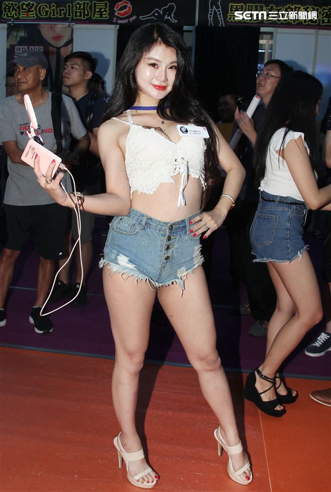 直播正妹妞妞寶貝兒。（記者邱榮吉/攝影）