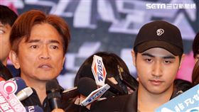 吳宗憲帶著兒子吳睿軒開記者會道歉，譴責吳睿軒愚蠢外還是無奈，要兒子退出影劇圈。（記者邱榮吉/攝影）
