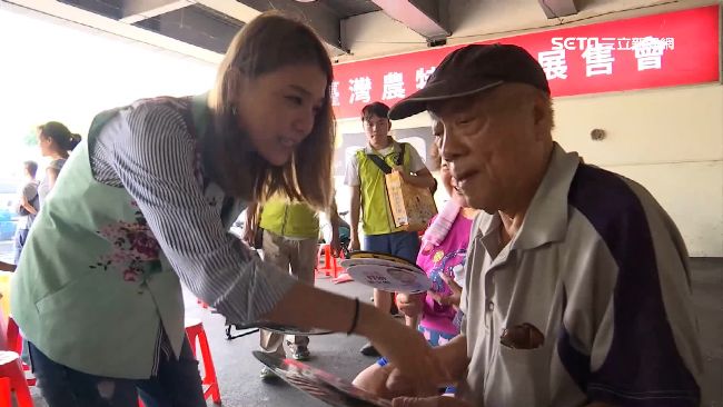 周董設計師客製背心　顏若芳跑攤亮眼