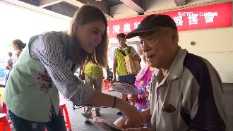 周董設計師客製背心　顏若芳跑攤亮眼