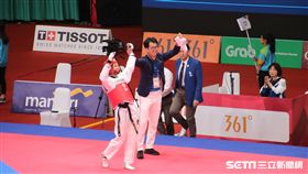 ▲蘇柏亞亞運奪金後與教練蘇泰源高舉雙手感謝觀眾。（圖／記者蕭保祥攝）