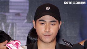 吳宗憲帶著兒子吳睿軒開記者會道歉，譴責吳睿軒愚蠢外還是無奈，要兒子退出影劇圈。（記者邱榮吉/攝影）