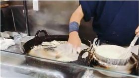 影／鐵砂掌？日師傅炸天婦羅「徒手伸油鍋」　背後藏冷知識　圖／翻攝推特