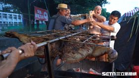 試圖翻轉烤乳豬