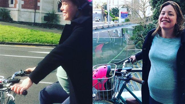 超硬派！紐國婦女部長挺肚騎車去生產