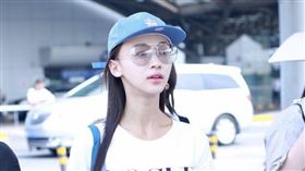 吳謹言機場穿搭。(翻攝微博)