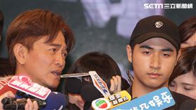 吳宗憲帶著兒子吳睿軒開記者會道歉，譴責吳睿軒愚蠢外還是無奈，要兒子退出影劇圈。（記者邱榮吉/攝影）