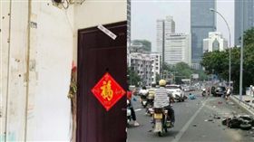 狂男先砍死女友全家…逃亡中遇塞車爆氣　「撞人開殺戒」6死12傷(圖/翻攝自微博、中新網)