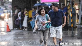 大雨、下雨、雷雨、梅雨、午後雷陣雨、撐傘。 （圖／記者林敬旻攝）