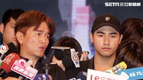 吳宗憲帶著兒子吳睿軒開記者會道歉，譴責吳睿軒愚蠢外還是無奈，要兒子退出影劇圈。（記者邱榮吉/攝影）