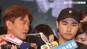 吳宗憲帶著兒子吳睿軒開記者會道歉，譴責吳睿軒愚蠢外還是無奈，要兒子退出影劇圈。（記者邱榮吉/攝影）