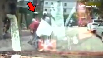 突襲猛推單車女撞車　惡女行兇後落跑