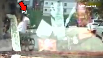 影／小三悠閒騎單車…被正宮推去撞車