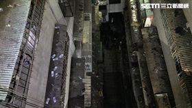  高雄財神爺現身高雄狂撒50萬 大樓中庭都是千元鈔 住戶：好想撿喔（圖／鹽埕分局提供）