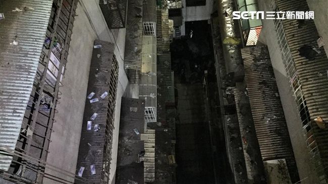 男狂灑50萬鈔票　失控吼：都不要了