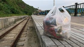 基隆,八斗子火車站,日出,垃圾,鐵軌（圖／翻攝自爆料公社）