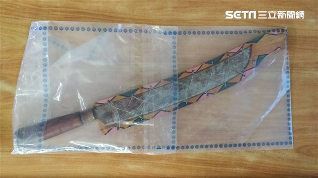 不滿睡覺被吵醒　酒醉屁孩持刀砍友