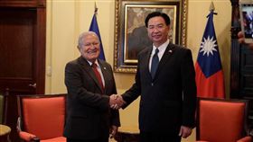 吳釗燮訪中美洲　晉見薩國總統外交部長吳釗燮（右）訪問中美洲友邦薩爾瓦多，當地時間13日晉見薩國總統桑契斯（Salvador Sanchez Ceren）。（外交部提供） 中央社記者侯姿瑩傳真　107年7月14日