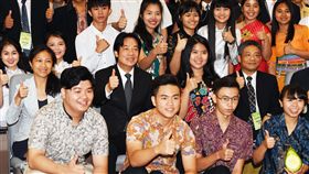 賴揆與來台就學僑生合影行政院長賴清德（2排左2）20日在台北出席「2018年新南向國家華校校長會議」開幕典禮，與來台就學僑生交流，並合影留念。中央社記者施宗暉攝  107年8月20日