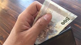 竊盜,偷竊,偷錢,錢包,示意圖。呂品逸攝
