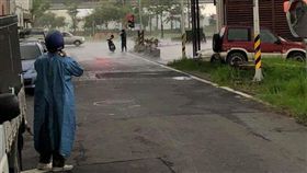 一場雨兩樣情，宜蘭日前下大雨，網友拍下有趣畫面。（圖／翻攝爆廢公社公開版）