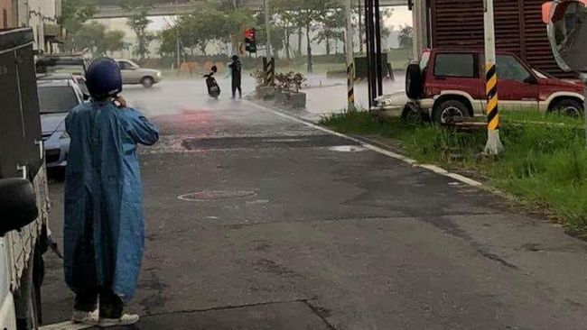 他穿完雨衣驚覺有異…網：肯定有冤情