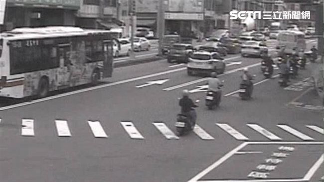 貨車違停釀禍？婦人閃車遭後車撞倒亡