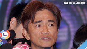 吳宗憲帶著兒子吳睿軒開記者會道歉，譴責吳睿軒愚蠢外還是無奈，要兒子退出影劇圈。（記者邱榮吉/攝影）