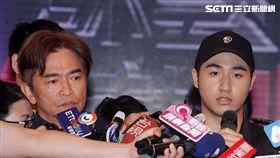 吳宗憲帶著兒子吳睿軒開記者會道歉，譴責吳睿軒愚蠢外還是無奈，要兒子退出影劇圈。（記者邱榮吉/攝影）