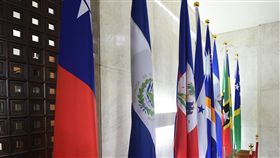 薩爾瓦多與我國斷交外交部長吳釗燮21日宣布，中華民國與中美洲邦交國薩爾瓦多斷交，目前中華民國邦交國已降到17個。圖為薩爾瓦多國旗（左2）仍置放在外交部內。中央社記者張皓安攝　107年8月21日
