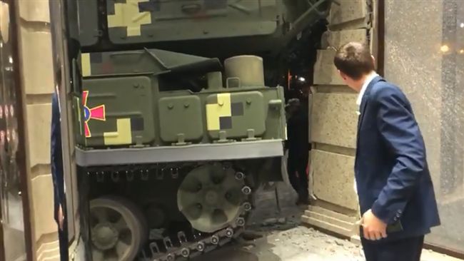 烏克蘭閱兵出包！飛彈發射車直撞大樓