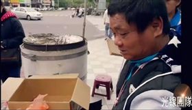 雷大哥罹癌症擺攤賣烤地瓜（光線提供）