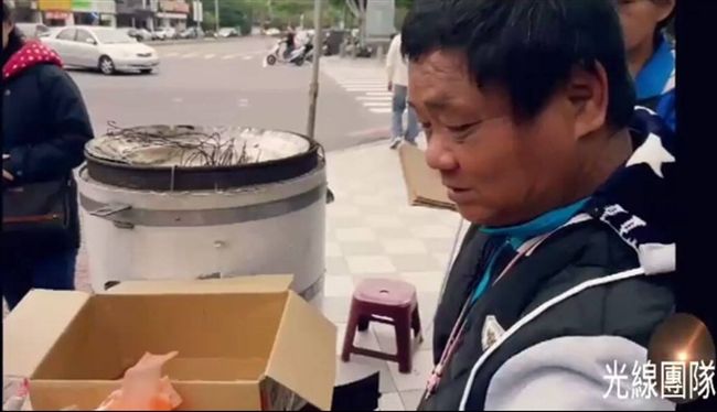 他罹癌掛尿袋賣地瓜　遭惡意攻擊裝病