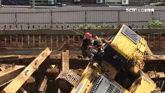 工地崩塌怪手翻覆　消防員「繩」救援