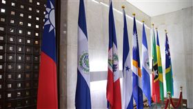 外交部宣布與薩爾瓦多斷交外交部長吳釗燮21日宣布，中華民國與中美洲邦交國薩爾瓦多斷交。圖左2為置放在外交部內的薩爾瓦多國旗。中央社記者張皓安攝　107年8月21日