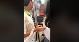 文湖線,指摳狼,捷警隊,直擊,色狼,台北 （圖／翻攝爆料公社）