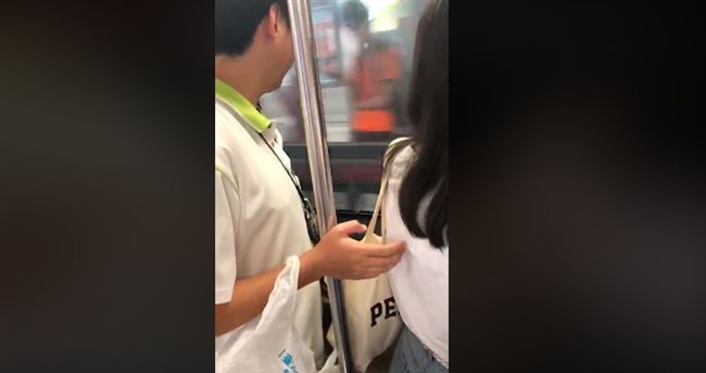 捷運現「指摳狼」！直擊摳女背10秒
