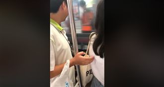 捷運現「指摳狼」！直擊摳女背10秒