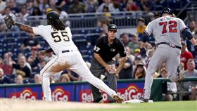 勇士投手威爾森（右）一壘前遭刺殺。（圖／美聯社／達志影像）  